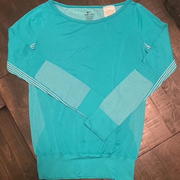 Nike Dri-Fit Training Top - Picture 2 of 5